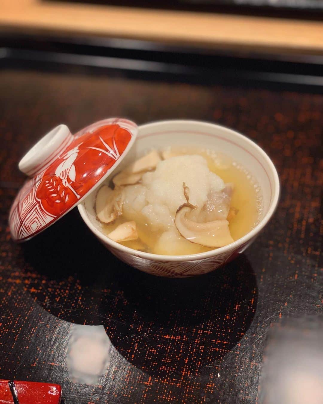 ASUKAさんのインスタグラム写真 - (ASUKAInstagram)「熟成寿司🍣﻿ ﻿ 最近大人気の #鯛之鯛 @tainotai_karasuma の奥にひっそりとある #鮨鯛之鯛 @sushi.tainotai に行ってきました🐟﻿ ﻿ 熟成って奥が深い。﻿ それぞれの熟成期間とか握りながら教えてもらったけどもう途中からさっぱりでした👼🏻﻿ ﻿ どこが熟成なの？っていうくらい綺麗な切り身で一つ一つに感動✨﻿ ﻿ 1枚目は北海道戸井のまぐろ🍣2週間熟成。﻿ ﻿ 他にも１ヵ月熟成した漬けマグロや２週間熟成のクエ。根室の生雲丹も1週間熟成させてるんだとか。﻿ ﻿ 目の前に美味しいお鮨✨左右は美女に挟まれて楽しい時間だったなぁ☺️💕﻿ ﻿ #お寿司 #熟成寿司 #京都グルメ #グルメ #京都寿司 #烏丸グルメ #グルメ女子 #寿司 #鮨」10月23日 12時31分 - a.asuka.a