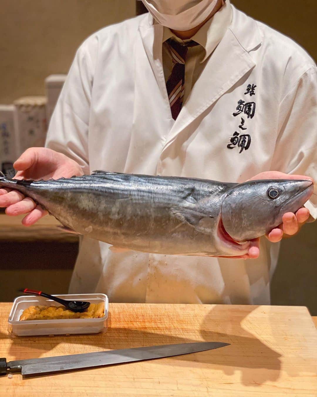ASUKAさんのインスタグラム写真 - (ASUKAInstagram)「熟成寿司🍣﻿ ﻿ 最近大人気の #鯛之鯛 @tainotai_karasuma の奥にひっそりとある #鮨鯛之鯛 @sushi.tainotai に行ってきました🐟﻿ ﻿ 熟成って奥が深い。﻿ それぞれの熟成期間とか握りながら教えてもらったけどもう途中からさっぱりでした👼🏻﻿ ﻿ どこが熟成なの？っていうくらい綺麗な切り身で一つ一つに感動✨﻿ ﻿ 1枚目は北海道戸井のまぐろ🍣2週間熟成。﻿ ﻿ 他にも１ヵ月熟成した漬けマグロや２週間熟成のクエ。根室の生雲丹も1週間熟成させてるんだとか。﻿ ﻿ 目の前に美味しいお鮨✨左右は美女に挟まれて楽しい時間だったなぁ☺️💕﻿ ﻿ #お寿司 #熟成寿司 #京都グルメ #グルメ #京都寿司 #烏丸グルメ #グルメ女子 #寿司 #鮨」10月23日 12時31分 - a.asuka.a