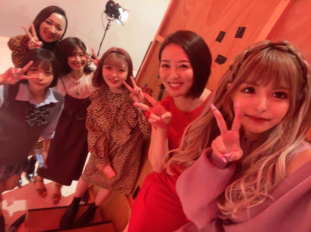 ありさ・あげまんクリエイターのインスタグラム：「ラブ子さん同士、登場直前のセット裏でもみんなで和気藹々🥰  みんな若くてピチピチで可愛い❤️笑  #中居大輔と本田翼と夜な夜なラブ子さん  #夜なラブ #ラブ子さん #本番直前 #セット裏」