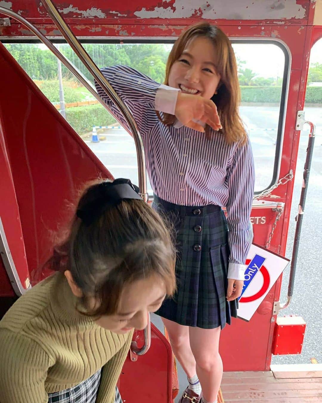 石田亜佑美さんのインスタグラム写真 - (石田亜佑美Instagram)「#アップトゥボーイ . . 赤が映えるロンドンバスでの撮影 とっても楽しかったです🌼 . . 雑誌は本日発売！ . ご覧いただけてますでしょうか . . . 楽天ブックスさんからのご購入で、 小田×石田2shot生写真が当たります！ . . photo by @chisaki__morito.official 💛 . #小田さくら #ロンドンバス #撮影 #photo #photobook #雑誌 #magazine #follow #helloproject #morningmusume20 #モーニング娘20 #石田亜佑美」10月23日 12時36分 - ayumi_ishida.official