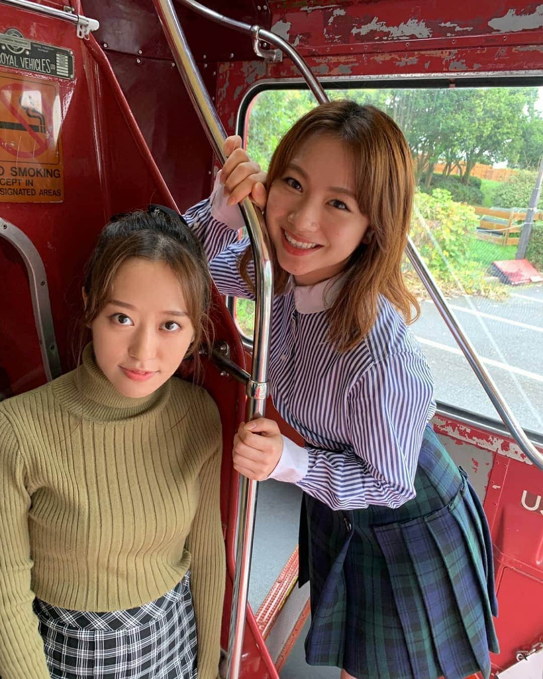 のインスタグラム：「#アップトゥボーイ . . 赤が映えるロンドンバスでの撮影 とっても楽しかったです🌼 . . 雑誌は本日発売！ . ご覧いただけてますでしょうか . . . 楽天ブックスさんからのご購入で、 小田×石田2shot生写真が当たります！ . . photo by @chisaki__morito.official 💛 . #小田さくら #ロンドンバス #撮影 #photo #photobook #雑誌 #magazine #follow #helloproject #morningmusume20 #モーニング娘20 #石田亜佑美」