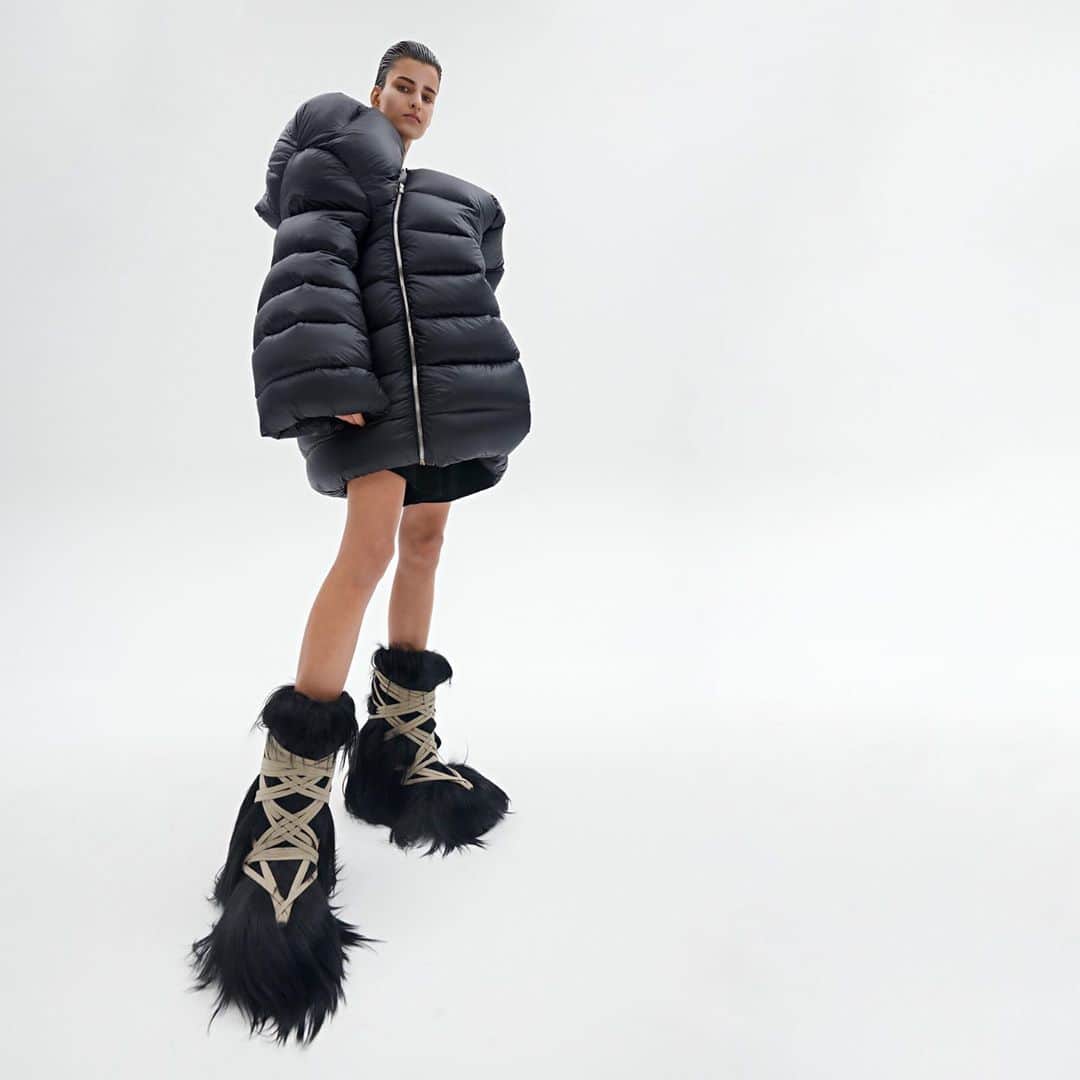 Vogue Australiaさんのインスタグラム写真 - (Vogue AustraliaInstagram)「Today @moncler has released its latest must-have collaboration with none other than designer #RickOwens. “Insulation, protection, and momentum are my impressions of what Moncler stands for, and applying my aesthetic to an insulated bubble was my answer to the collaborative challenge,” said Rick Owens of the collection, which was inspired by iconic pieces from his own namesake label. #MonclerRickOwens」10月23日 12時39分 - vogueaustralia