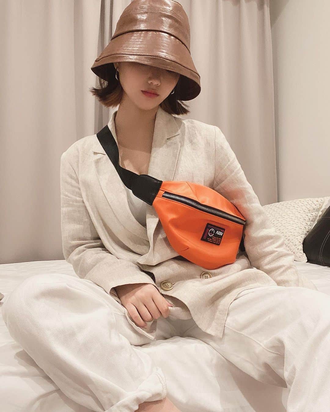 のインスタグラム：「ストリートっぽいファッションも結構すきなんだなー♡髪の毛外ハネ😊 このオレンジのバックはサマンサベガ✨一気にストリート感がでる〜 JK Styleとってもすき！今年はショート丈のJKも今製作中なのです😘お楽しみに❣️  #SAMANTHAVEGA　#サマンサベガ　#VEGA　#PR #ファッション#コーデ　#ストリート#jkstyle#オレンジ#コーディネート」