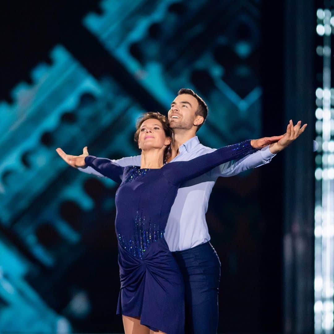エリック・ラドフォードのインスタグラム：「‘We’re gonna take the world by storm’  It was a great first performance for Jennifer and I! We hope you enjoyed the moment as much as we did.😊   Be sure to vote for us!! #TeamBottford  Link in profile.  📸 @danielleearlphotography   #cbcbattle #goodcauseforthewin #figureskating #sparrow #hockey #enjoythemoment #goodtimes #cancersociety」