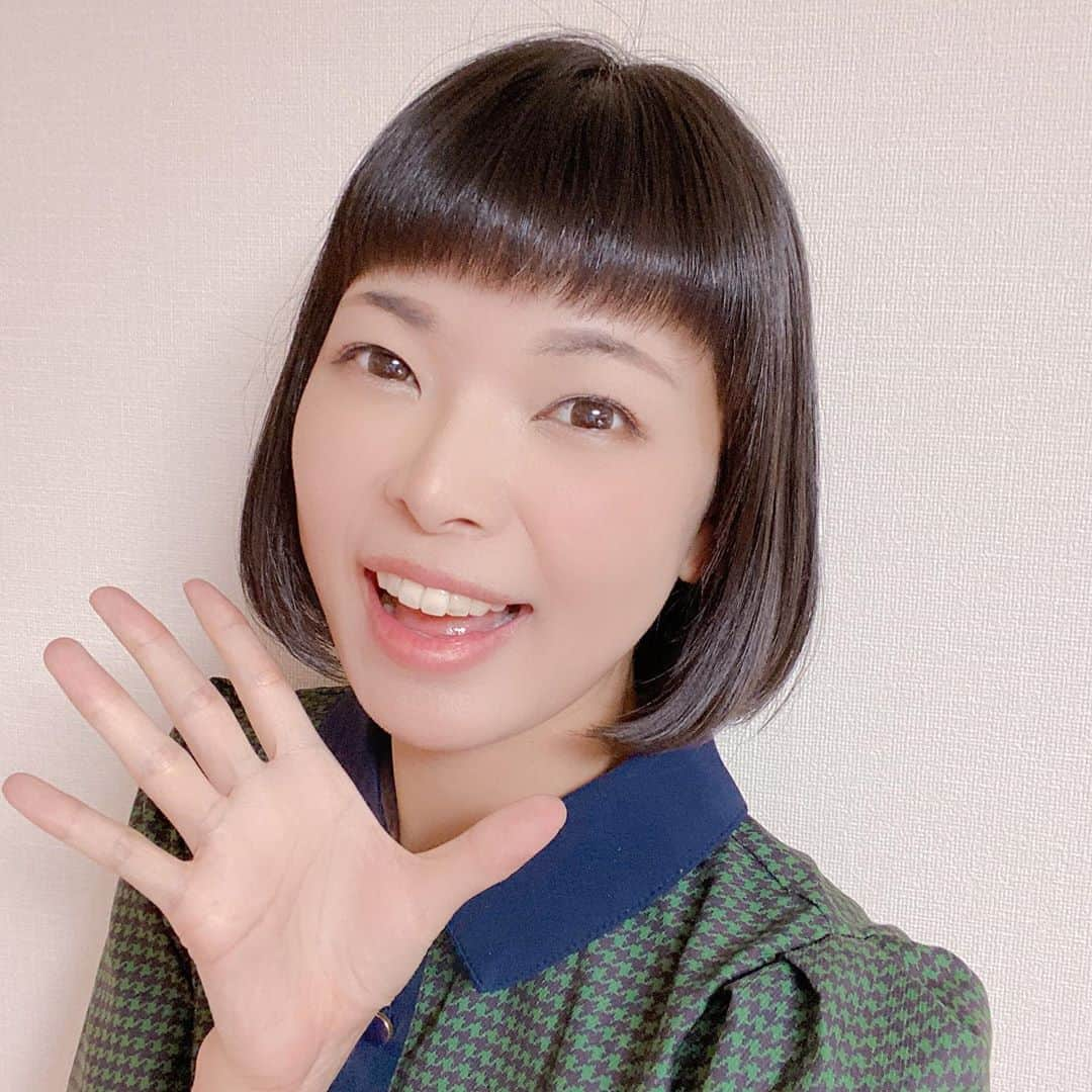 彩羽真矢さんのインスタグラム写真 - (彩羽真矢Instagram)「髪切ってスッキリさん☆  オン眉にしちゃったので眉毛がんばって描かなきゃっ🤣  I cut my hair 💕 How about a makeover ❓  #makeover  #newhair  #イメチェン  #イメチェンカット」10月23日 3時49分 - chami_444