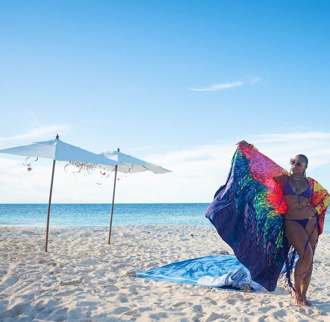 アシャンティのインスタグラム：「And then we went to a private island 👅」