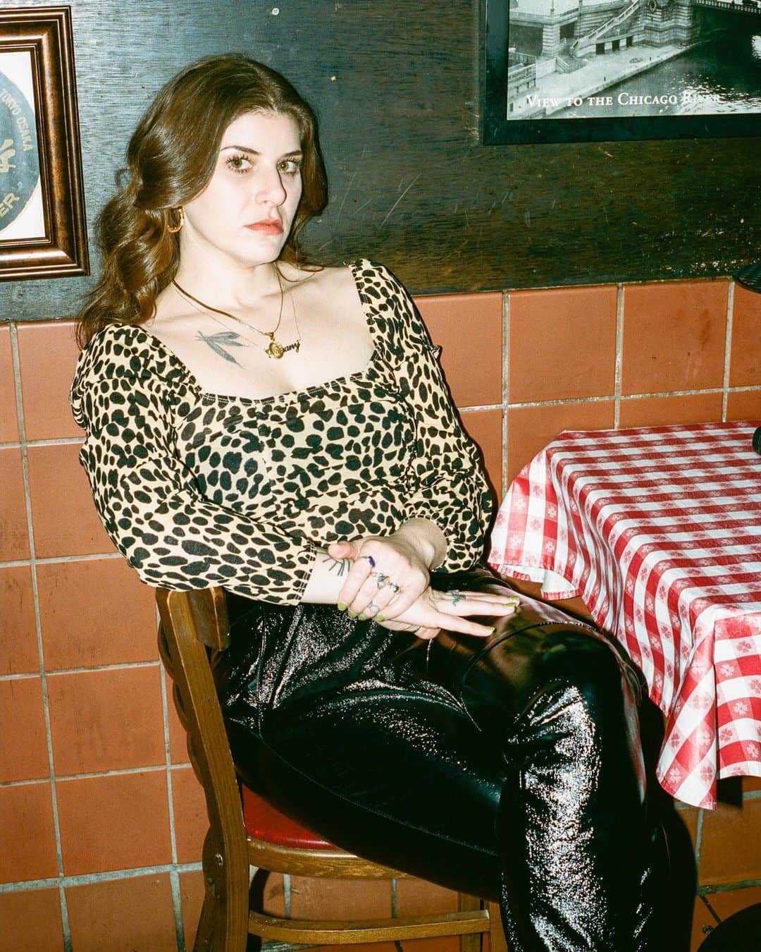ベスト・コーストのインスタグラム：「happy scorpio season baby 🦂✨♏️⁣ ⁣ 📷: @eddie_chacon_  👚: @sissysaintemarie  💇🏻‍♀️/💄: @leticiallesmin」