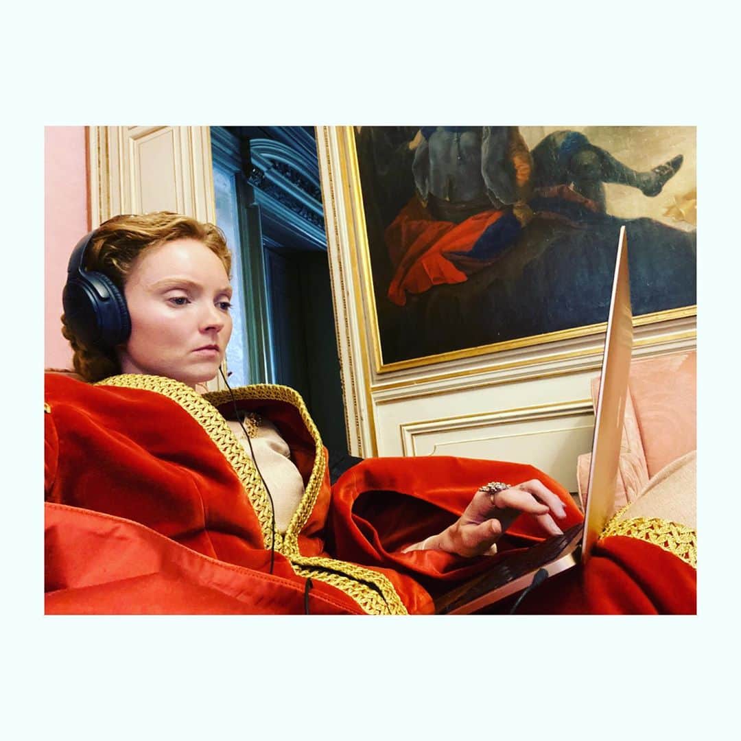 リリー・コールのインスタグラム：「Casually editing podcast episode 6 ~ out today, link in my profile ~ in “Is more better?” I explore economic growth and very different concepts of utopia, with George Monbiot, Aja Barber, Andrew McAfee, Lisa Jackson and John Sauven. . I was editing it this week whilst - ironically - acting w Joan Collins as an aristocrat, because life has a sense of humour and nobility was always a performance. . I’d love to know what you think of the episode - and series - if you listen, and also we will be giving some copies of my audiobook to any interesting reviews (thoughtful honest or insightful - not asking for smoke up my ass) 😌🙏🤍💨 . Thanks again to amazing guests, producers, Penguin & also Cosmo Sheldrake for the new tunes!」