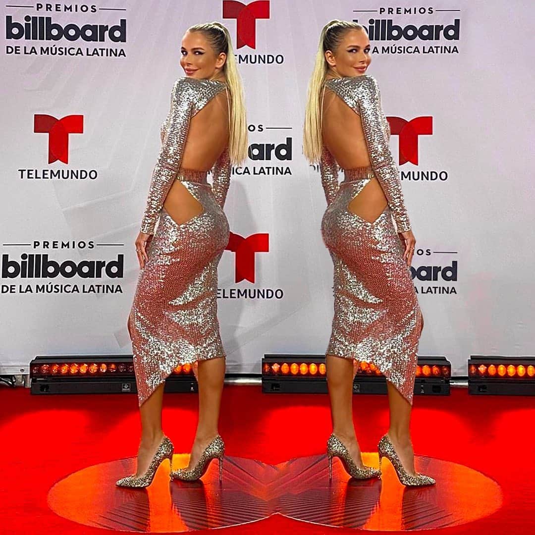 ジュリアンマクドナルドさんのインスタグラム写真 - (ジュリアンマクドナルドInstagram)「The stunning @aguedalopez21 looked amazing on the @latinbillboards red carpet wearing a #JULIENMACDONALD metallic liquid sequin gown with cutout detailing.  Styled by @paris_libby  Pictured here with her husband, @luisfonsi - Congratulations Luis on the three awards you took home last night!  #CanciónLatinaDeLaDécada #ArtistaLatinPopDelAño #AlbumLatinPopDelAño」10月23日 3時54分 - julienmacdonald