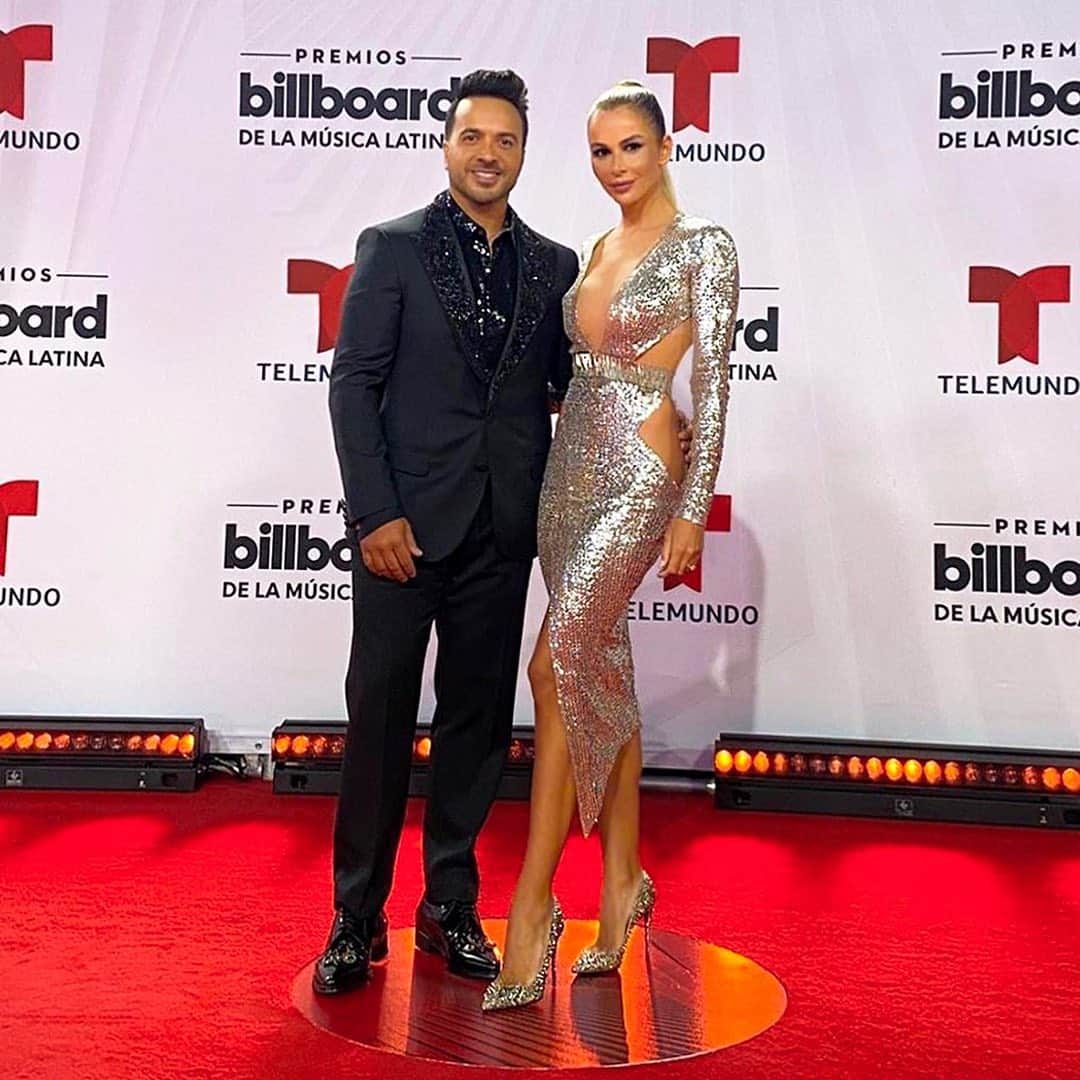 ジュリアンマクドナルドさんのインスタグラム写真 - (ジュリアンマクドナルドInstagram)「The stunning @aguedalopez21 looked amazing on the @latinbillboards red carpet wearing a #JULIENMACDONALD metallic liquid sequin gown with cutout detailing.  Styled by @paris_libby  Pictured here with her husband, @luisfonsi - Congratulations Luis on the three awards you took home last night!  #CanciónLatinaDeLaDécada #ArtistaLatinPopDelAño #AlbumLatinPopDelAño」10月23日 3時54分 - julienmacdonald