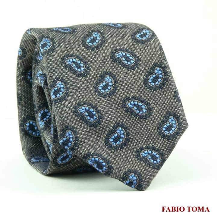 ファビオトーマさんのインスタグラム写真 - (ファビオトーマInstagram)「Wear your tie under your natural smile 😁👉👔  #keeponsmiling #madeinitaly #compraitaliano   https://www.fabiotoma.com/store/product/cravatta-seta-linea-aurum-beige/」10月23日 4時00分 - fabio_toma
