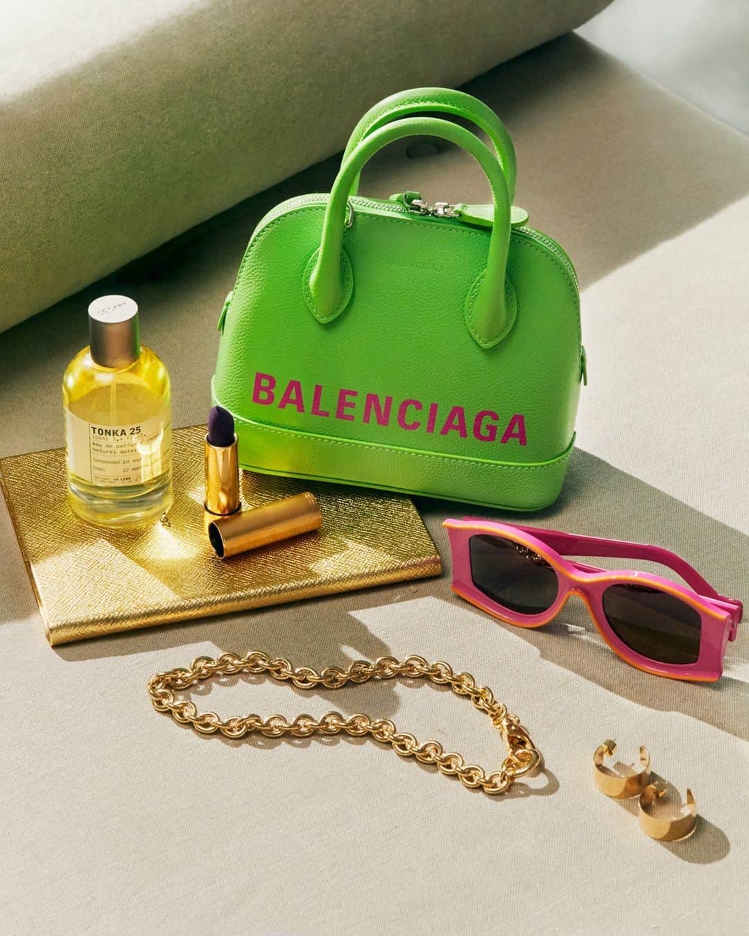 ネッタポルテさんのインスタグラム写真 - (ネッタポルテInstagram)「ALL THE SMALL THINGS: From a bold lipstick to bright shades or a fresh fragrance, make sure your bag is stocked with all the essentials. #NETABEAUTY  Tap the link in bio to shop #NETAPORTER.」10月23日 4時00分 - netaporter