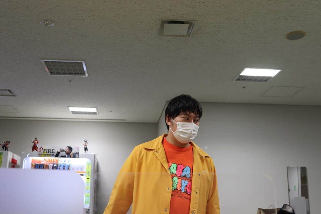 高見雄登のインスタグラム：「朝から晩までおもろい人たちといっしょに居れて最高でした！ #ネコちゃん軍団#VS#剛毛似顔絵軍団 お世話になりました！ 来月は11/26！ よろしくお願いします！ ありがたや〜」
