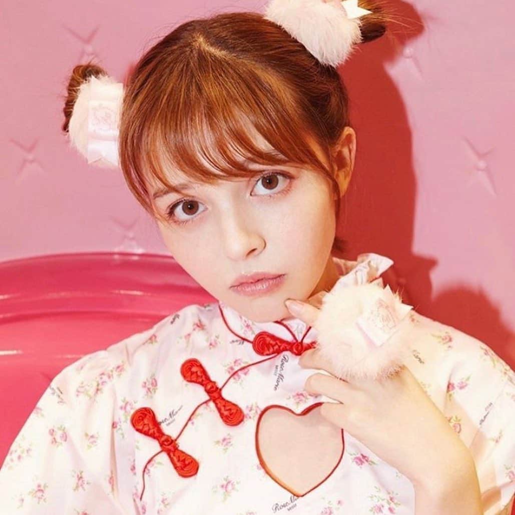 双木昭夫さんのインスタグラム写真 - (双木昭夫Instagram)「仲良しブランドのローズマリーとサンリオのコラボ商品が出ました💖モデルはこれまた仲良しの加藤ナナちゃん、写真はこれまた仲良しさんシオミクさん、そしてヘアメイクが双木です」10月23日 4時01分 - akio_namiki