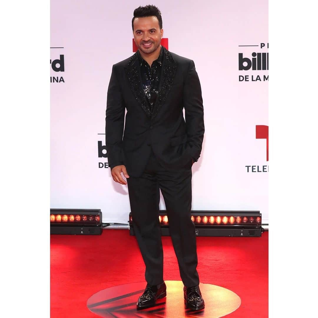 ドルチェ&ガッバーナさんのインスタグラム写真 - (ドルチェ&ガッバーナInstagram)「In occasion of the 2020 Latin Billboard Awards, @luisfonsi wears a two-button tuxedo jacket with black beaded lapels on the red carpet, combined with a black shirt with sequin details on the front. For his performance and award acceptance, he wears a one-button red brocade suit with a black shirt and a silver crown brooch.    #DGCelebs」10月23日 4時02分 - dolcegabbana