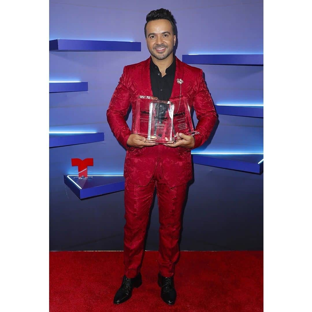 ドルチェ&ガッバーナさんのインスタグラム写真 - (ドルチェ&ガッバーナInstagram)「In occasion of the 2020 Latin Billboard Awards, @luisfonsi wears a two-button tuxedo jacket with black beaded lapels on the red carpet, combined with a black shirt with sequin details on the front. For his performance and award acceptance, he wears a one-button red brocade suit with a black shirt and a silver crown brooch.    #DGCelebs」10月23日 4時02分 - dolcegabbana