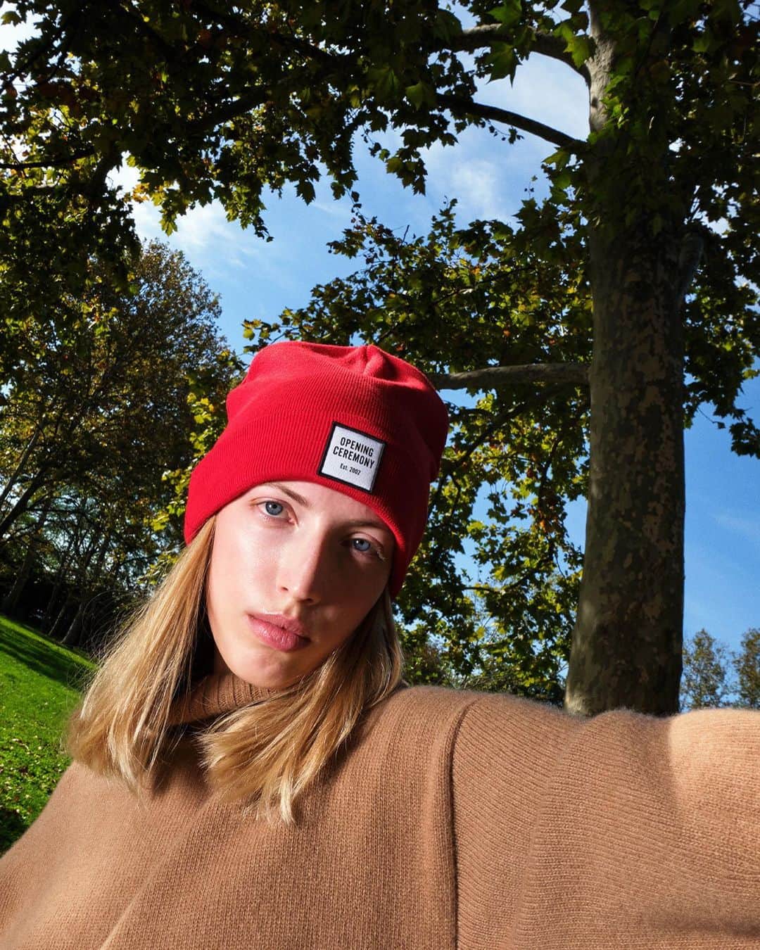 オープニングセレモニーのインスタグラム：「Red or Black? Or both? Box logo beanie, available on openingceremony.com  ❤🖤  📸 by @jimcnedd / styling by @franciferretti / model @chiamazzoleni」