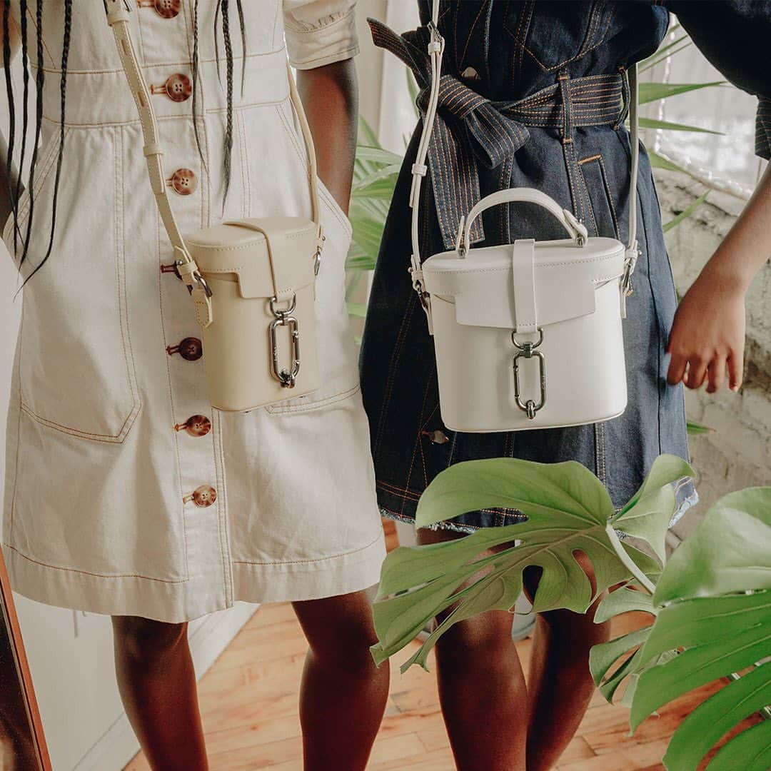 ボトキエのインスタグラム：「Great borough, great bag • part of our #BotkierBasics collection, the #Brooklyn crossbody is all around 10/10 • @nycxclothes @patriziamessineophoto」