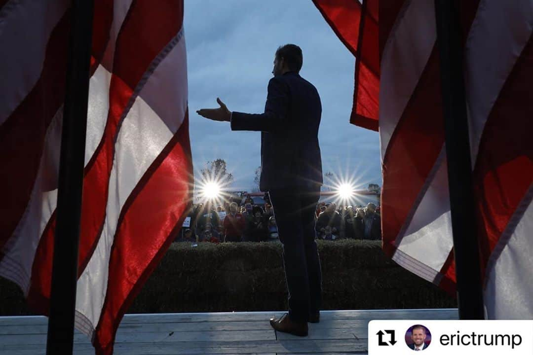 ドナルド・トランプさんのインスタグラム写真 - (ドナルド・トランプInstagram)「Thank you Eric!  Repost @erictrump  ・・・ What incredible LOVE!!! #Michigan is on 🔥🔥🔥」10月23日 4時04分 - realdonaldtrump