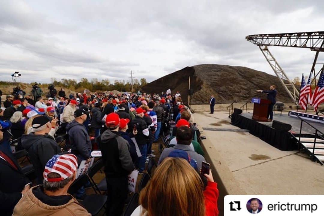 ドナルド・トランプさんのインスタグラム写真 - (ドナルド・トランプInstagram)「Thank you Eric!  Repost @erictrump  ・・・ What incredible LOVE!!! #Michigan is on 🔥🔥🔥」10月23日 4時04分 - realdonaldtrump