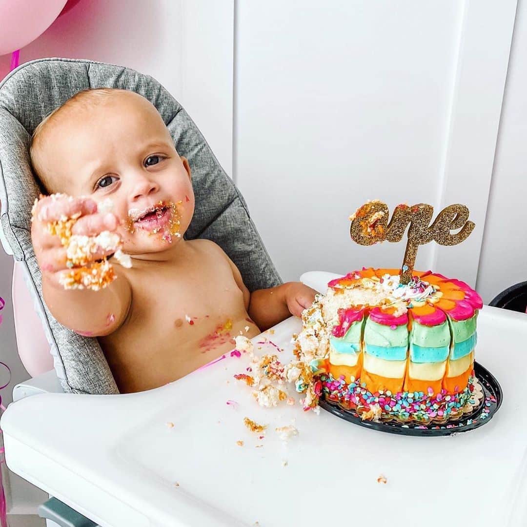 Skip Hopさんのインスタグラム写真 - (Skip HopInstagram)「Happy #firstbirthday @whaleykendal! 🎈 Are you celebrating a birthday this weekend? 🍰  #cakesmash #highchair #bestgift #skiphop」10月23日 4時04分 - skiphop