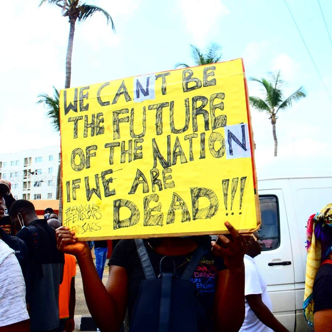 シャーリーズ・セロンのインスタグラム：「Sometimes we forget that we in the US are not the only ones fighting against injustice and corruption. What’s happening in Nigeria right now feels like an all too familiar story, but the scale of violence and oppression happening there is truly shocking - we can’t get complacent or turn a blind eye to it.  • The youth of Nigeria are standing up against the brutal, corrupt, and murderous "Special Anti-Robbery Squad" police unit – or #SARS for short. I find it amazing how young people seem to be the ones always leading the charge to change the world for the better. It’s our responsibility to stand with them.  • To learn more about #EndSARS and ways to get involved check out the link in my bio.  • 📷 by @jaiyeola_o / Nur Photo via Getty Images」