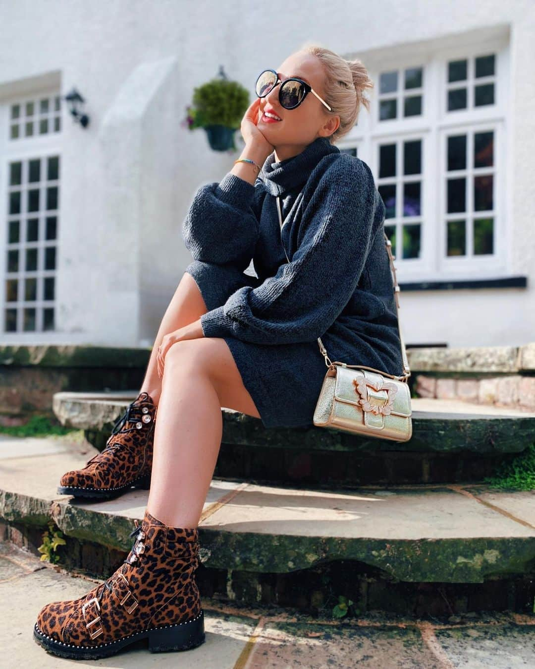 SOPHIA WEBSTERさんのインスタグラム写真 - (SOPHIA WEBSTERInstagram)「Autumn Sunshine 🍂🥾🍁 Wearing my ‘Ziggy’ boots and ‘Margaux’ bag. To brave bare legs or tights tho? The daily debate I have with myself... 🤪  S x 🦋⁣ ⁣ #SophiaWebster #SophiaInSophias」10月23日 4時13分 - sophiawebster