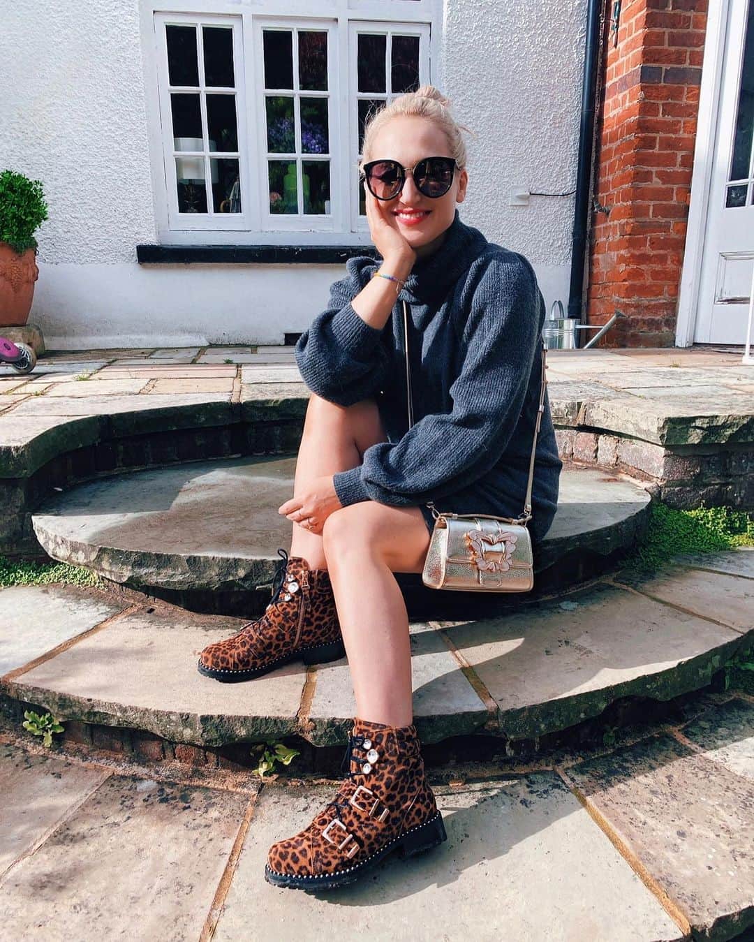SOPHIA WEBSTERさんのインスタグラム写真 - (SOPHIA WEBSTERInstagram)「Autumn Sunshine 🍂🥾🍁 Wearing my ‘Ziggy’ boots and ‘Margaux’ bag. To brave bare legs or tights tho? The daily debate I have with myself... 🤪  S x 🦋⁣ ⁣ #SophiaWebster #SophiaInSophias」10月23日 4時13分 - sophiawebster