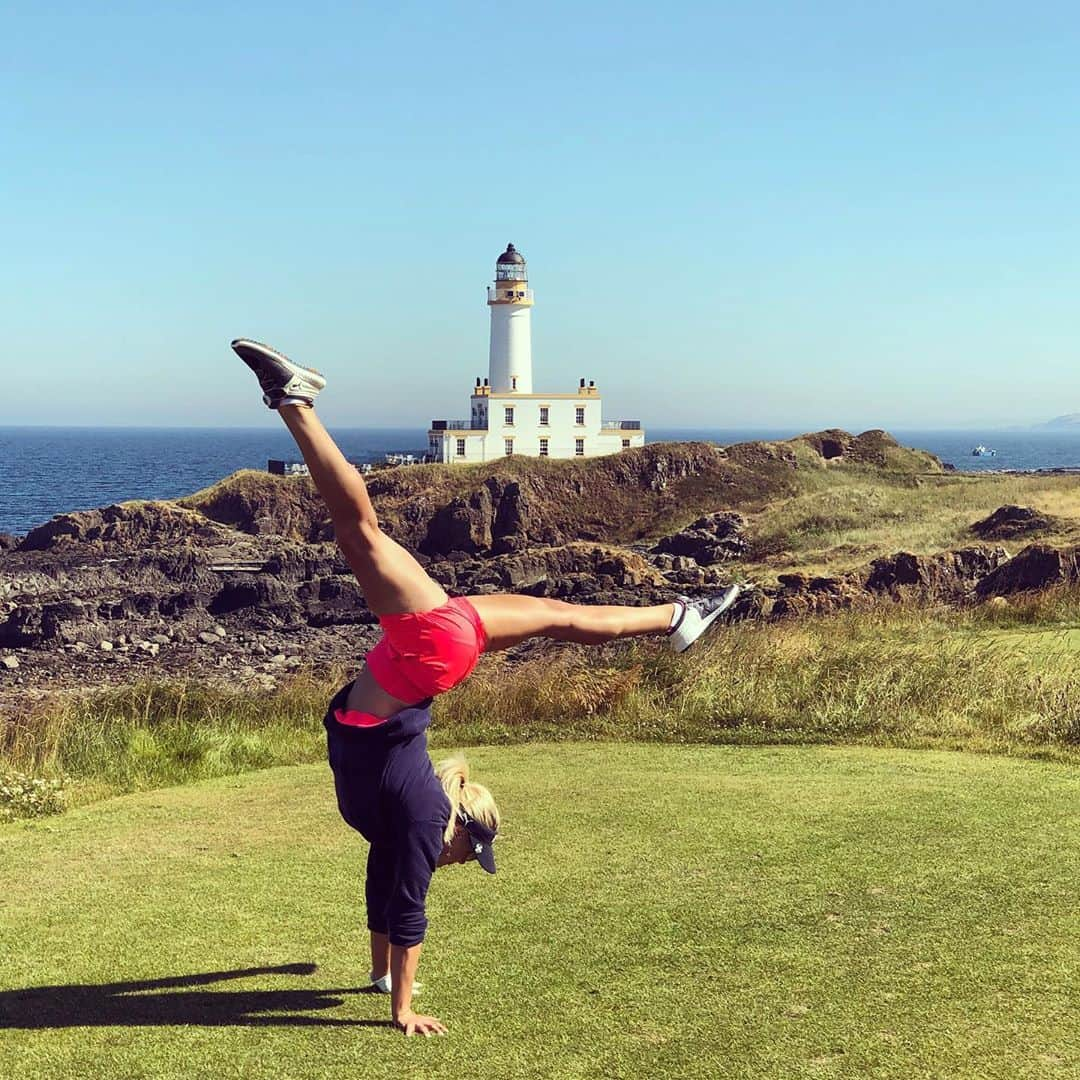 カーリー・ブースさんのインスタグラム写真 - (カーリー・ブースInstagram)「My throwback to @trumpturnberryscotland proud to be Scottish and we are so privileged to have so many amazing courses in Scotland! 🏴󠁧󠁢󠁳󠁣󠁴󠁿 #golf #scotland #turnberry #tbt #golfinscotland #golflife #handstand #golfstagram #golfing」10月23日 4時13分 - carlyabooth