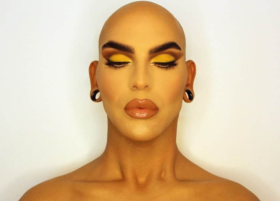 A riel D iazのインスタグラム：「Jack Daniel's Beehive step by step pictorial:   Start with your Normal makeup application as you would any other look, I used makeup forever ultra hd stick foundation, also used a darker shade to contour. Too faced born this way concealer, and Laura nervier powder with buxom Mykonos blush. On the eyes is sugar pill buttercupcake & nikkie tutorials X Beauty bay palette. House of lashes “I mean...” & individual bottom lashes. Lips are la girl cafe lipliner, Beatrice lipstick from Natasha demons & dose of colors over the top gloss.   Then I used a stencil to map out the beehive itself on my forehead and neck, although it became pretty messy so I had to fill in everything with dark brown eyeshadow and clean it up with an angled brush, after the brown beehive is set and you clean up the outer edges with concealer, go in with the same yellow eyeshadow and fill in those empty spaces in between the hexagons.   After that step, draw a bee, here I freehanded a bee on my forehead but feel free to get a sticker or a stencil if detail work is difficult for you, I recommend getting very fine paintbrushes from an actual craft store. I also made sure to add a shadow under the bee to make it pop even more.   After that step use your favorite setting spray to lock it all in and enjoy a little Jack Daniel's Honey!   Will you try this look for the @JackDaniels_US #JackSpirit Challenge? Head to the link in my bio for official rules and to enter! #Ad #21+ #DrinkResponsibly」