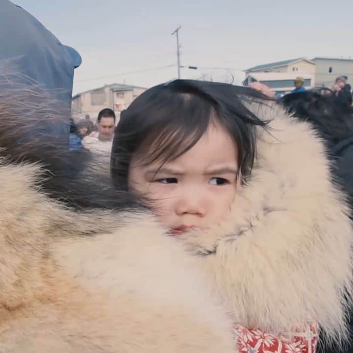 のインスタグラム：「These powerful images are from @kiliiiyuyan’s film ‘Anaiyyun: Prayer for the whale’.  Our new #ArcticExhibition features contemporary film and photography that showcases what life in the Arctic is really like, and how it is changing.  The show explores how the dramatic loss of ice and erratic weather caused by climate change is putting unprecedented pressure on Arctic Peoples, testing their adaptive capacities and threatening their way of life.  From ancient mammoth ivory sculpture to modern refitted snow mobiles, the objects in this ground-breaking exhibition reveal the creativity and resourcefulness of Indigenous Peoples in the Arctic.  Book tickets to this ‘magical’ (The Telegraph) show via the link in our bio.  Lead supporter Citi  Supported by Julie and Stephen Fitzgerald  Supported by AKO Foundation  🔎 Kiliii Yuyan (b. 1979), footage from ‘Anaiyyun: Prayer for the whale’, 2017 © Kiliii Yuyan.  #Arctic #Exhibition #BritishMuseum #film #photography #KiliiiYuyan」