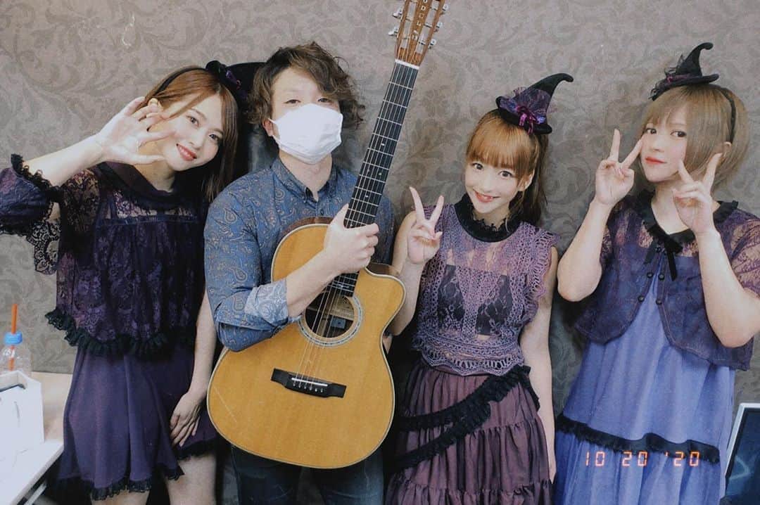 まきさんのインスタグラム写真 - (まきInstagram)「栄造さんと🧸🎸  去年のクリパからお世話になってるギターリストのえいぞーさん。もう3回もセッションさせてもらってる、、！  また一緒に歌いたいなぁ〜♪  #不思議の国のアユクマ#あゆくま#あゆみくりかまき」10月23日 4時20分 - maki_ayumikurikamaki