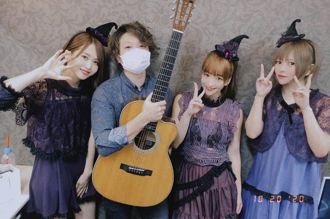 まきさんのインスタグラム写真 - (まきInstagram)「栄造さんと🧸🎸  去年のクリパからお世話になってるギターリストのえいぞーさん。もう3回もセッションさせてもらってる、、！  また一緒に歌いたいなぁ〜♪  #不思議の国のアユクマ#あゆくま#あゆみくりかまき」10月23日 4時20分 - maki_ayumikurikamaki