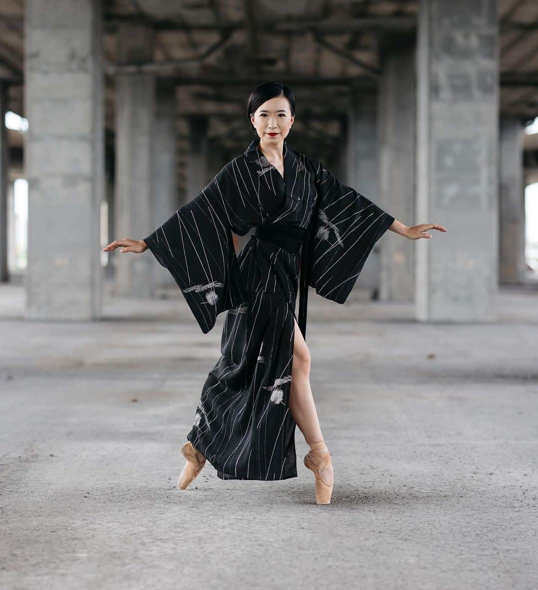 石井杏奈さんのインスタグラム写真 - (石井杏奈Instagram)「Beautiful kimono by @kimonovintage 👘✨ Hair & make up by @yukahair_mtl 💇‍♀️👍💄 Photo by @melika.dez 😍📸 the best!! Thank you soooooo much🙏🌈💕 ありがとうございました😇🇯🇵 . . . #thankyou#grateful#collaboration#kimono#japanese#ballet#makeup #mtl#montreal #dance#514#balletdancer#pointe#worldwideballet#ballerina#happy#カナダ#モントリオール#バレリーナ#バレエ#着物#コラボ#写真家#野外撮影#ありがとう#感謝#幸せ#着物フォトコン#kimonophotocon」10月23日 4時21分 - annaishii