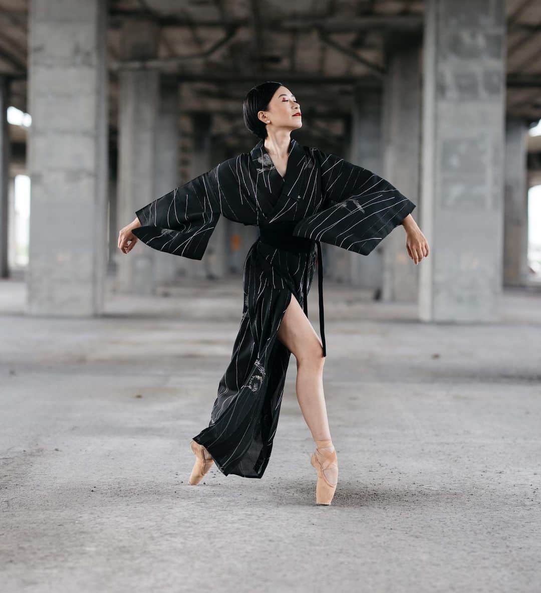 石井杏奈さんのインスタグラム写真 - (石井杏奈Instagram)「Beautiful kimono by @kimonovintage 👘✨ Hair & make up by @yukahair_mtl 💇‍♀️👍💄 Photo by @melika.dez 😍📸 the best!! Thank you soooooo much🙏🌈💕 ありがとうございました😇🇯🇵 . . . #thankyou#grateful#collaboration#kimono#japanese#ballet#makeup #mtl#montreal #dance#514#balletdancer#pointe#worldwideballet#ballerina#happy#カナダ#モントリオール#バレリーナ#バレエ#着物#コラボ#写真家#野外撮影#ありがとう#感謝#幸せ#着物フォトコン#kimonophotocon」10月23日 4時21分 - annaishii