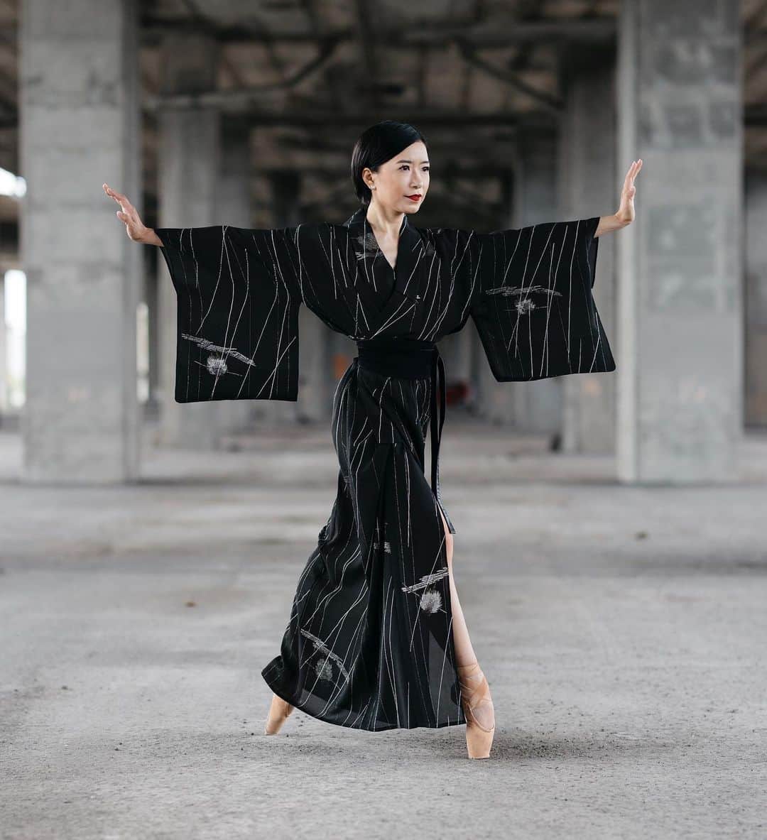 石井杏奈さんのインスタグラム写真 - (石井杏奈Instagram)「Beautiful kimono by @kimonovintage 👘✨ Hair & make up by @yukahair_mtl 💇‍♀️👍💄 Photo by @melika.dez 😍📸 the best!! Thank you soooooo much🙏🌈💕 ありがとうございました😇🇯🇵 . . . #thankyou#grateful#collaboration#kimono#japanese#ballet#makeup #mtl#montreal #dance#514#balletdancer#pointe#worldwideballet#ballerina#happy#カナダ#モントリオール#バレリーナ#バレエ#着物#コラボ#写真家#野外撮影#ありがとう#感謝#幸せ#着物フォトコン#kimonophotocon」10月23日 4時21分 - annaishii