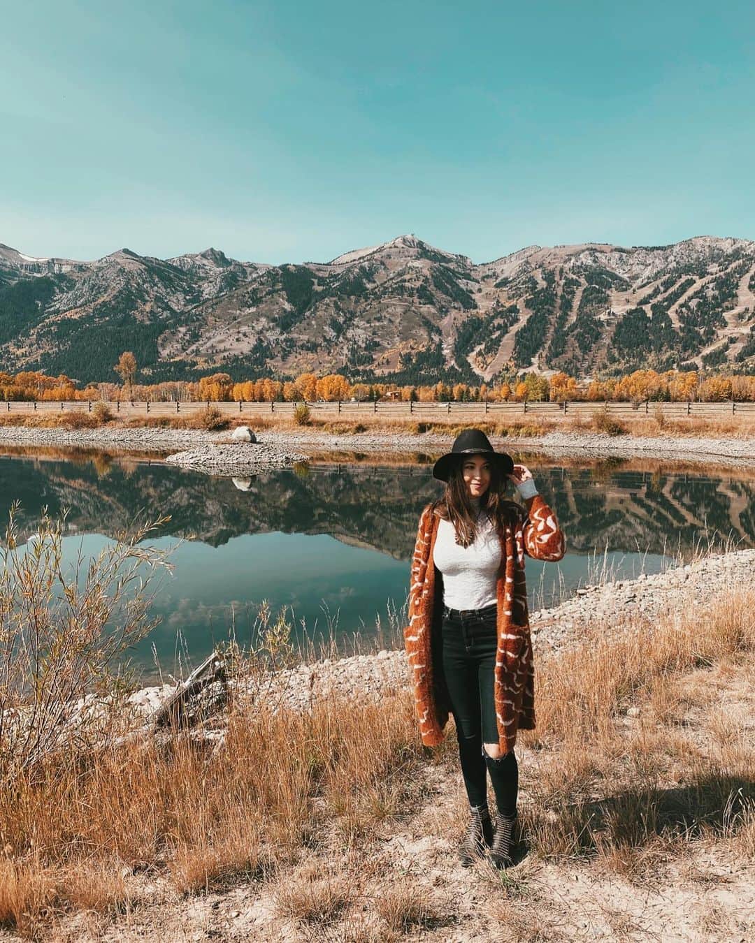 ケイト・ボイージェルのインスタグラム：「Missing the mountains but so happy that fall weather has finally made its way to LA 🍁🍂 been working on some really exciting stuff for the end of the year that I can’t wait to share very soon!! 🙌 .  Outfit deets are on my @liketoknow.it! #jacksonhole #jacksonwyoming #wyominglife #LTKtravel #LTKstyletip #liketkit」