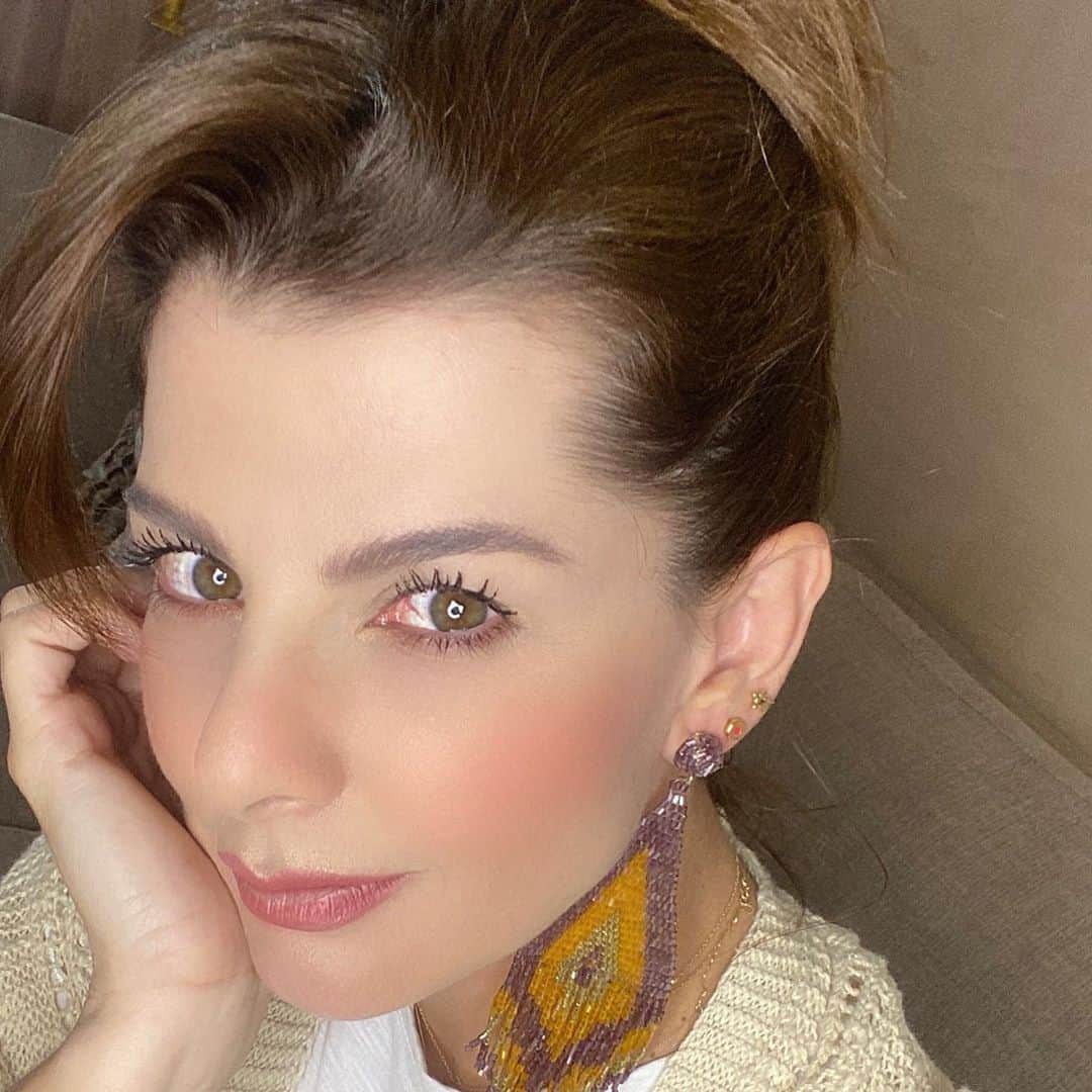 Carolina Cruz Osorioさんのインスタグラム写真 - (Carolina Cruz OsorioInstagram)「• “Que mis ojos nunca tengan prisa para apreciar lo que es bello, ni mi corazón deje de amar lo que es bueno.” 👀👀 Durante el último año he sufrido de ojo reseco por el Clima de Bogotá y el exceso de maquillaje a lo largo de mi vida. Llevo 3 meses juiciosa en un tratamiento con el Doctor Pedro Navarro, ayer lo terminé y estoy perfectamente bien, vista 20/20 a mis 41 años que es una gran bendición, no necesito gafas ni nada, solo seguir utilizando mis gotas y listo. Les quería contar porque muchos me preguntan constantemente por mis ojos rojos que gracias a DIOS están PERFECTOS 🙏🏼🙏🏼 muchas veces se nos vuelve paisaje mirarnos, vernos, sentirnos y saber que estamos sanos #Gratitud」10月23日 4時29分 - carolinacruzosorio