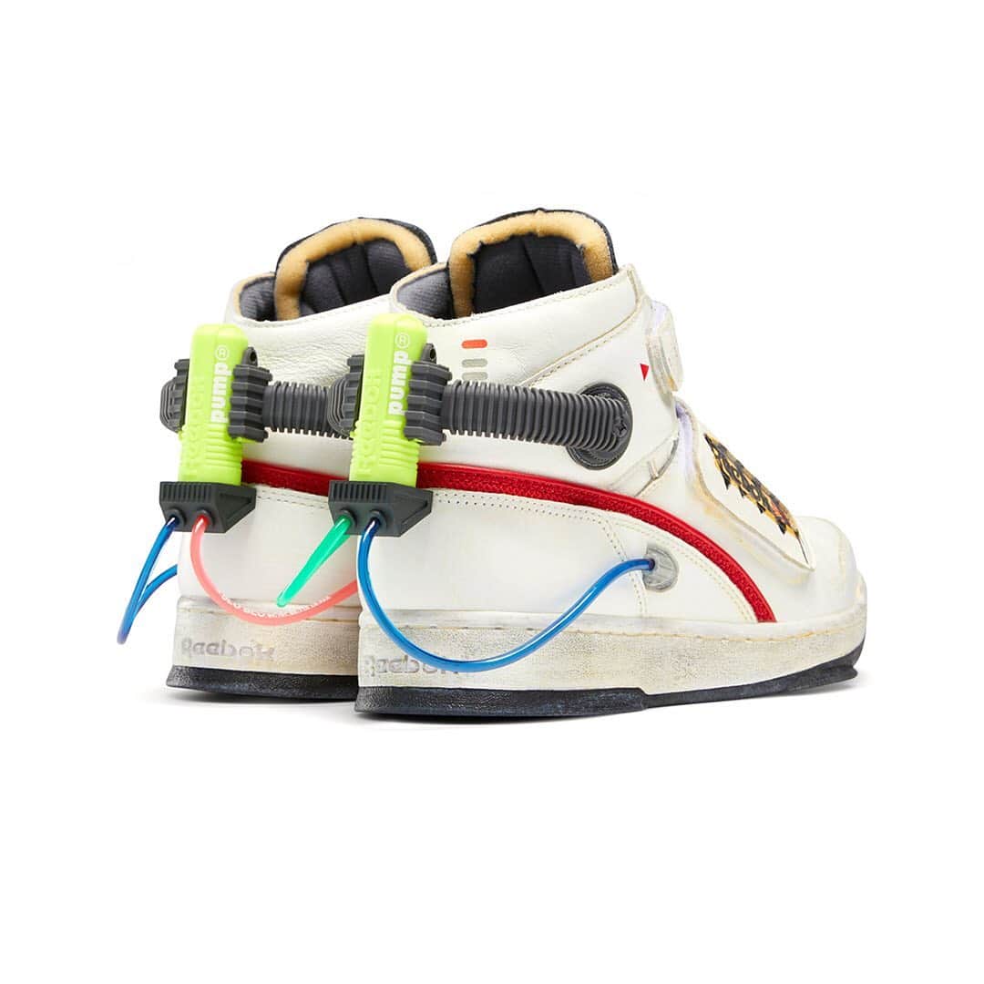 HYPEBEASTさんのインスタグラム写真 - (HYPEBEASTInstagram)「@hypebeastkicks: @reebok has exclusively unveiled its upcoming collaboration with 'Ghostbusters' featuring the Ghost Smashers and Classic Leather. It takes Reebok’s Alien Stomper silhouette — which was originally made for the Alien films — and turns it into a mid-top sneaker. From there, a “White/True Grey 8/Scarlet” colorway has been added to the leather uppers, with accessories, props, and motifs also dressing the pair. While the Classic Leather features a “Modern Beige/Black/Blaze Yellow.” Similar elements appear all around, with the Ghostbusters logo adorning the tongue as a rubber tab and the hazardous print now gracing the heel of the midsole. Both are set to drop on October 31.⁠⠀ Photo: Reebok」10月23日 4時35分 - hypebeast