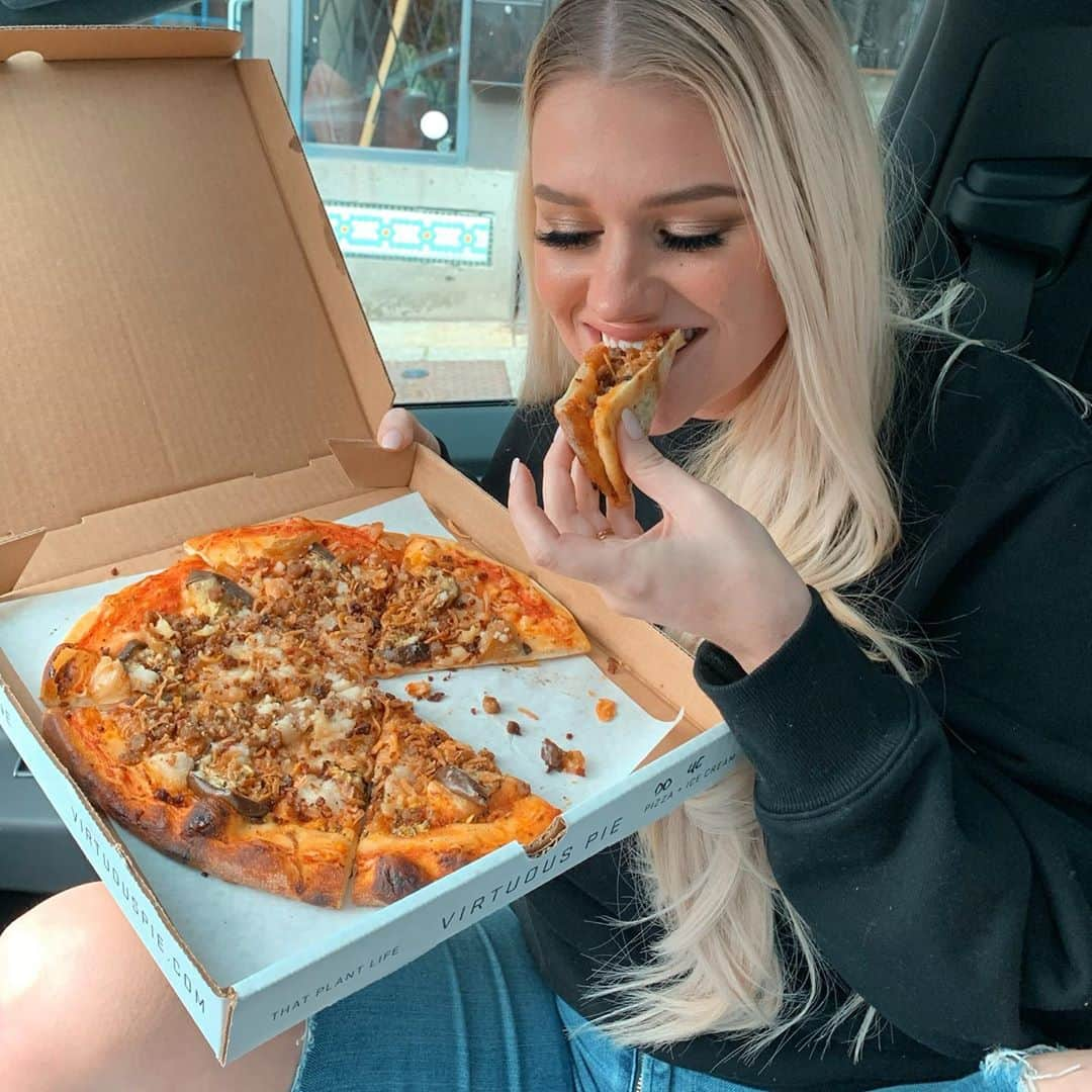 Samantha Ravndahlさんのインスタグラム写真 - (Samantha RavndahlInstagram)「#ad ok first of all, instagram really lead me to believe it would be a lot easier than it actually is to take a cute photo whilst eating. Moving along tho... West End Vancouver! DoorDash Canada has created the #DashSquad, BC talent who will surprise you or your friends with a delivery from @mrbentley_thedog!   On October 30th, @mrbentley_thedog will be bringing you delicious meals from some restaurants in the area to help #supportlocal and bring smiles to faces in 2020.  If you’re located in the West End and you or your friend is interested in receiving a delivery from Bentley on October 30th, enter to win below! Details are included for entry.   The winner will be selected tonight - Thursday, October 22nd. Good luck!   How to Enter: Follow me and @doordash_ca  Tag up to 3 of your friends and explain why you or they would like this experience⁣!  BONUS ENTRY: Share this post on your IG story and tag @doordash_ca + use #DashSquad to receive 3 extra entries.⁣」10月23日 4時39分 - ssssamanthaa