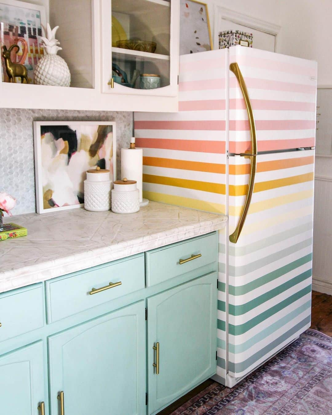 HGTVさんのインスタグラム写真 - (HGTVInstagram)「We’re on the hunt for major color inspo in celebration of #NationalColorDay! 🌈 Blogger @athomewithashley used leftover paint to give her fridge some fresh stripes 😍 Link in bio for more ideas from #HGTVMagazine 👆」10月23日 4時39分 - hgtv