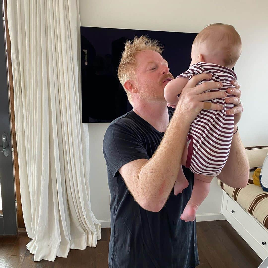 ジェシー・タイラー・ファーガソンのインスタグラム：「my first birthday with this little nugget in my arms 😭❤️🥰」