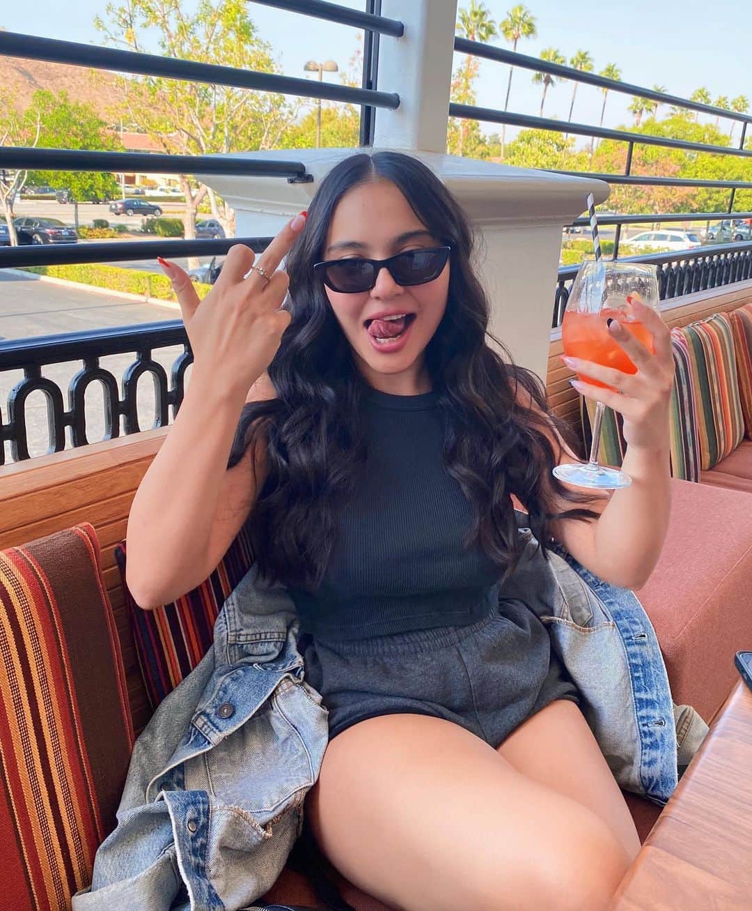 ステラ・ハジェンズのインスタグラム：「forgot how to act in public, hbu」