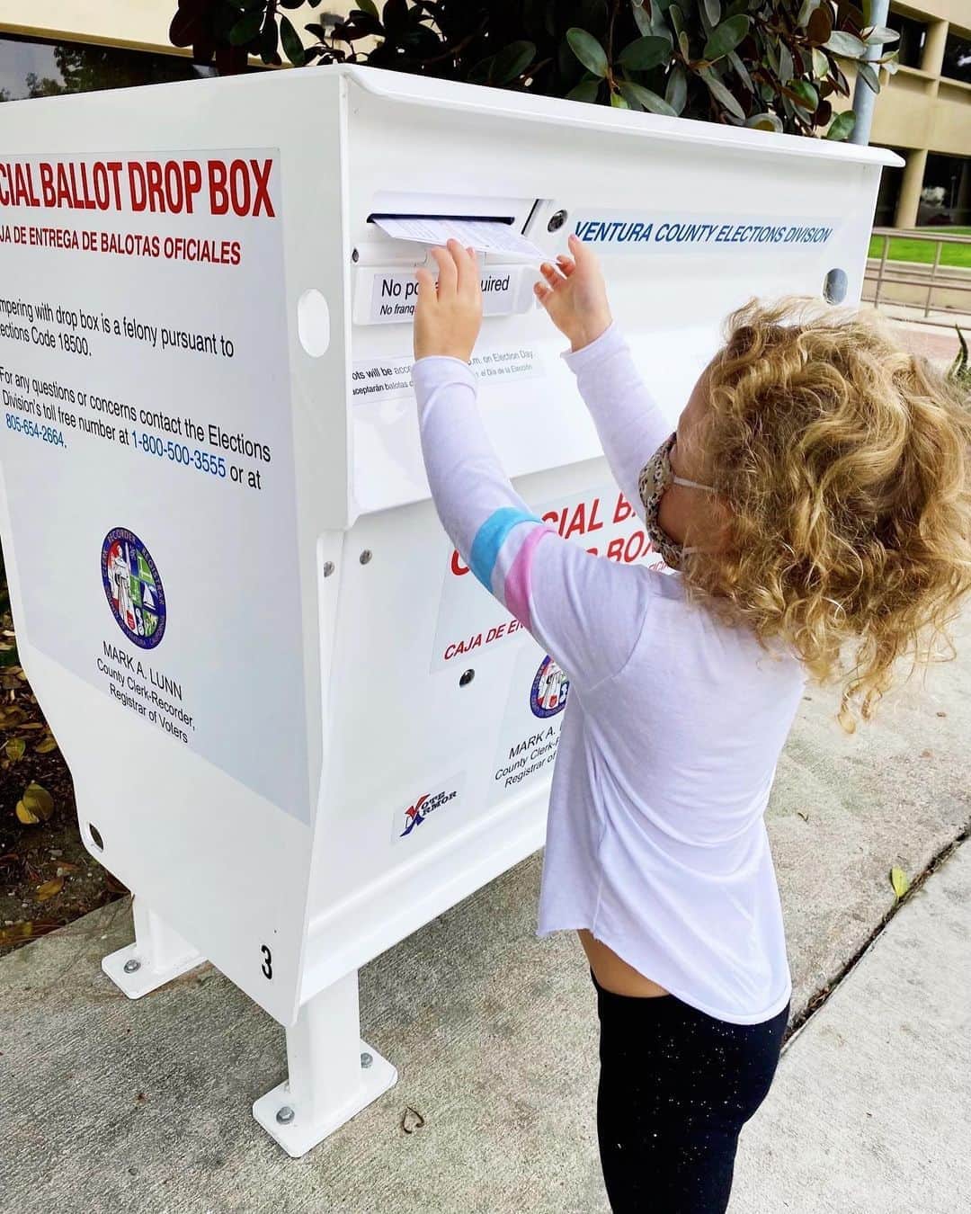 A.J.のインスタグラム：「Even my youngest knows how important it is to vote. Vote y’all it’s time for Change!!! 🤗」