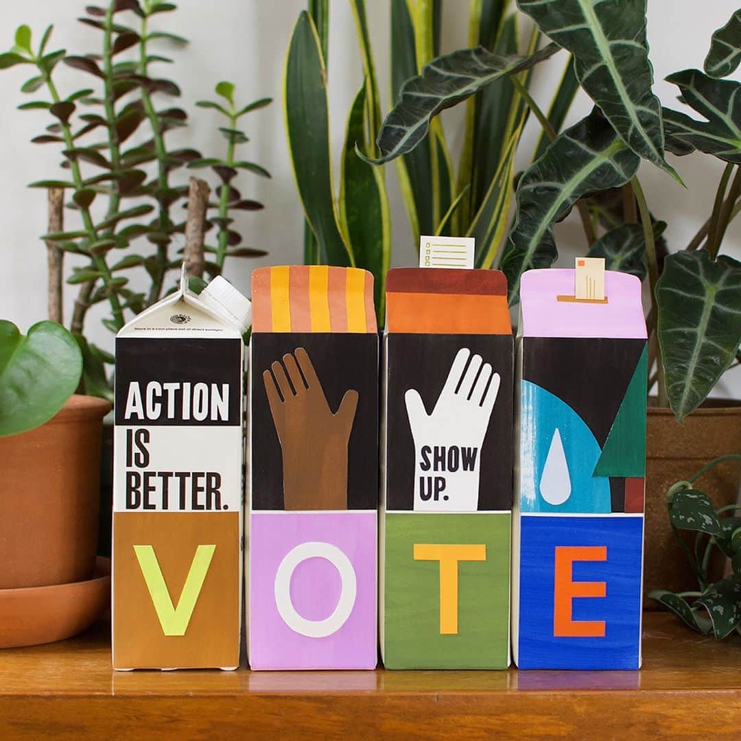 BoxedWaterさんのインスタグラム写真 - (BoxedWaterInstagram)「Your vote is your voice! 👄 Use the ballot box 📥 to create a #BetterPlanet 🌎 Are you #VoteReady? If not, head to BallotReady.org to learn more! 🎨: @laurenpaigeillustration」10月23日 5時00分 - boxedwater