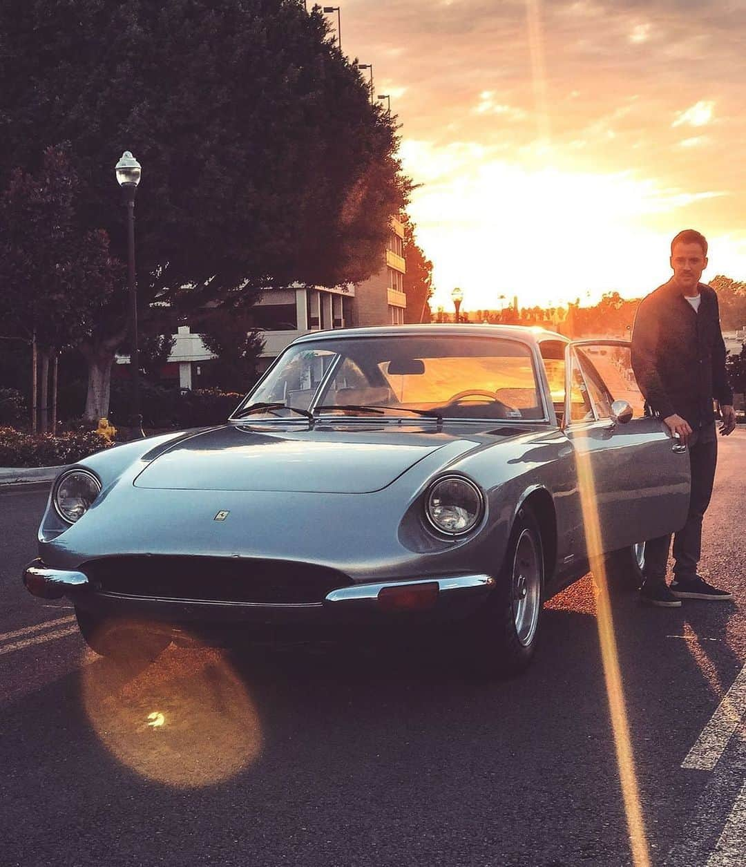 CarsWithoutLimitsさんのインスタグラム写真 - (CarsWithoutLimitsInstagram)「Ferrari 365 GT2 Plus 2 & @mralexmanos Classic Car Finder #CarsWithoutLimits #Ferrari #365GT2Plus2」10月23日 4時54分 - carswithoutlimits