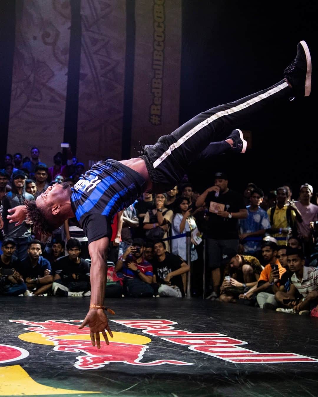 レッドブルのインスタグラム：「and that ladies and gentlemen, is how you bring the 🔥heat🔥  🚨 mark your calendars for November 28 - Red Bull BC One World Finals is BACK 🚨  🎥: @redbullbcone #redbull #givesyouwiiings #breaking #dancebattle #dance」