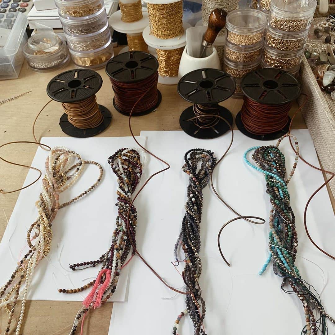 チャンルーのインスタグラム：「Working on new wrap bracelet stone mixes ✨ #chanluustudio」