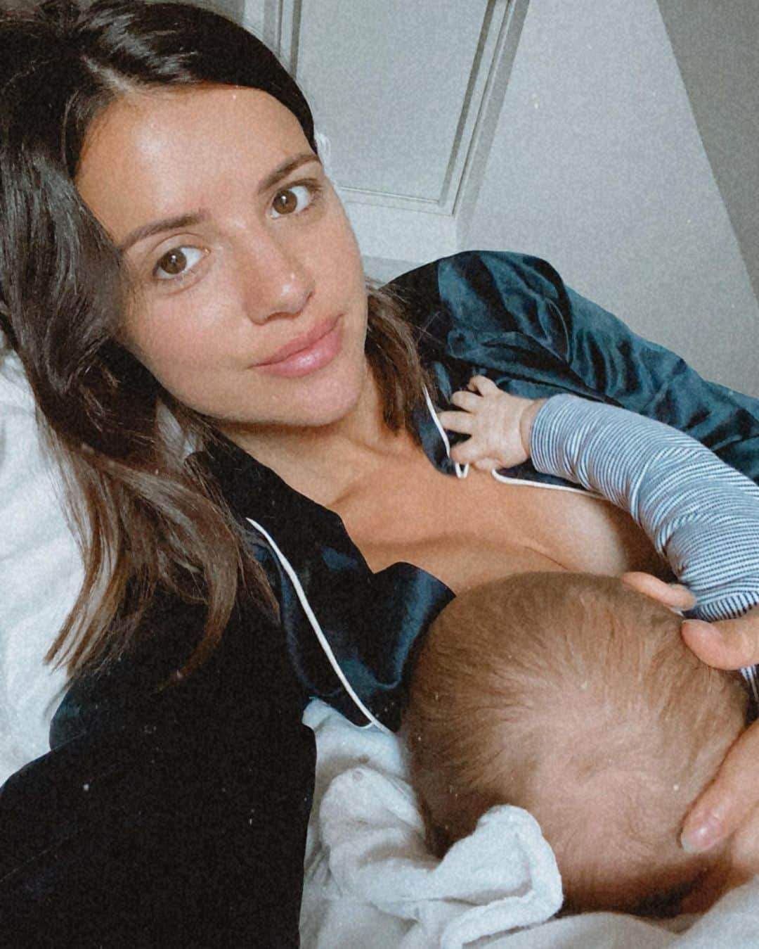 ルーシー・メックレンバーグさんのインスタグラム写真 - (ルーシー・メックレンバーグInstagram)「I’ve been getting a few looks lately while breast feeding in public. Hearing comments like ‘why wouldn’t she use a Muslin’ or an awkward glance of disgust.   I think maybe as roman is quite big for his age wearing size 9-12month clothes some people think it’s unnecessary to breastfeed a baby of that age.   For all those people please read this 👇🏼👇🏼  Medela website- -Breastfeeding After 6 Months Helps Baby Digest the New Solid Foods in Their Diet -While Breastfeeding, Baby is More Likely to Eat a Range of Flavoured Foods -Breastfeeding Helps Baby with Teething -Breastfeeding Also Provides Ongoing Protection  During the months 6 -12 and beyond you’ve probably already realised that babies are much more active and will try to put everything in their mouth! Your breastmilk is still jam-packed with protection and antibodies, even after 6 months. And I’m sure you can imagine why they need this! Our bodies are super clever and have made it possible for our babies to safely explore their surroundings with all their senses, yet still be protected whilst they grow and taste almost everything! Some fascinating research showed that in a baby’s second year (12-23 months) 448 mL of breastmilk provides: 29% of energy requirements 43% of protein requirements 36% of calcium requirements 75% of vitamin A requirements 76% of folate requirements 94% of vitamin B12 requirements 60% of vitamin C requirements So you can see there are significant health benefits to both baby and you for continued breastfeeding way beyond 6 months and even further than 12 months. Most of those benefits will last a lifetime.   @nhswebsite - Health benefits of breastfeeding for mum  Breastfeeding and making breast milk also has health benefits for you. The more you breastfeed, the greater the benefits.  Breastfeeding lowers your risk of:  breast cancer ovarian cancer osteoporosis (weak bones) cardiovascular disease obesity  I will not cover Roman with a Muslin the same as u won’t eat your pizza with a blanket over your head. I will not hide away or be made to feel ashamed or embarrassed for feeding my baby.   #breastfeeding #breastfeeding7months #breastfeedingsupport #normalisebreastfeeding」10月23日 5時07分 - lucymeck1