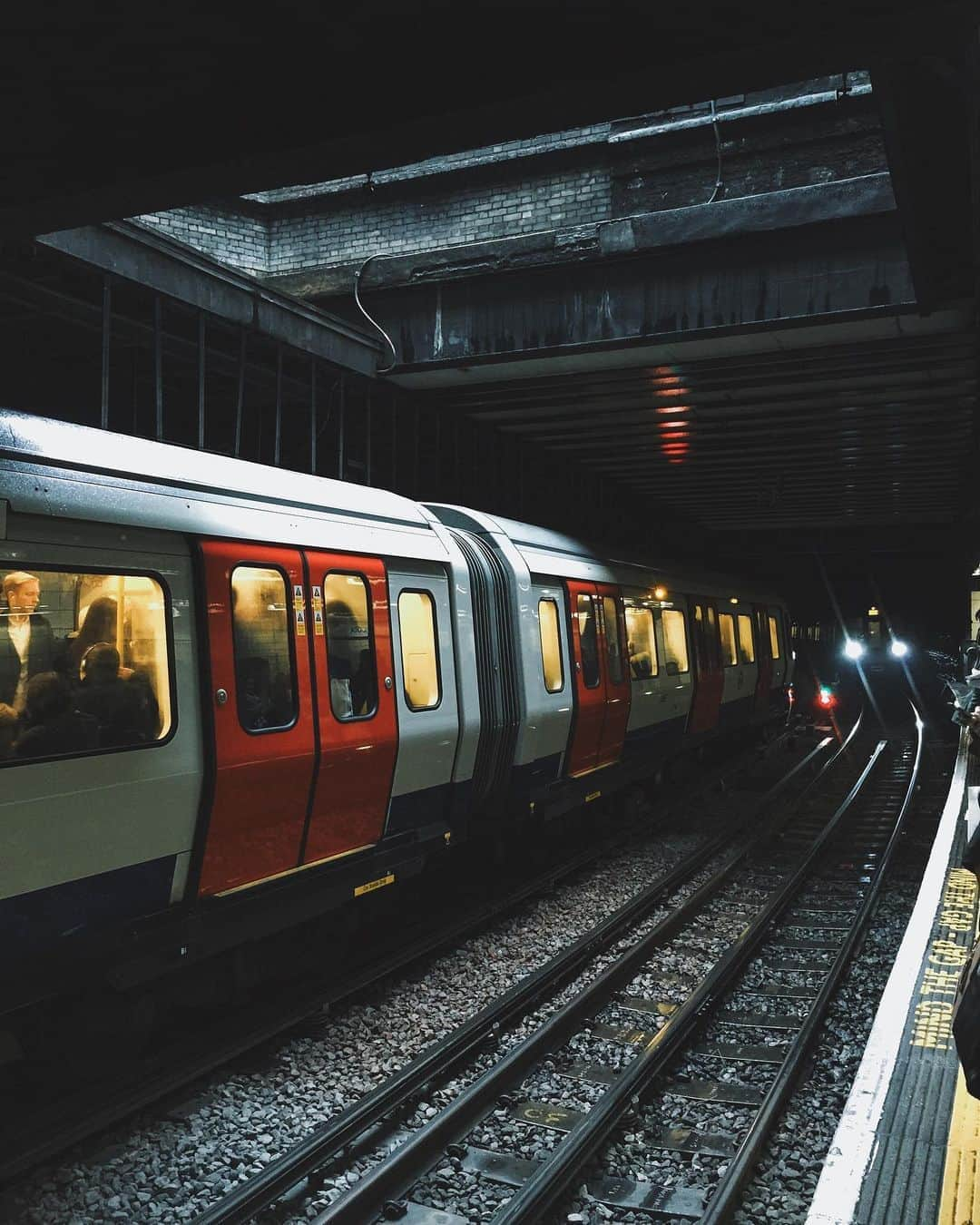 @LONDON | TAG #THISISLONDONさんのインスタグラム写真 - (@LONDON | TAG #THISISLONDONInstagram)「🚇 Mind The Gap // #LondonVictoria x @MrLondon 🚇  ___________________________________________  #thisislondon #lovelondon #london #londra #londonlife #londres #uk #visitlondon #british #🇬🇧 #londonunderground #tfl #circleline #districtline (📸 shot pre-covid)」10月23日 5時17分 - london